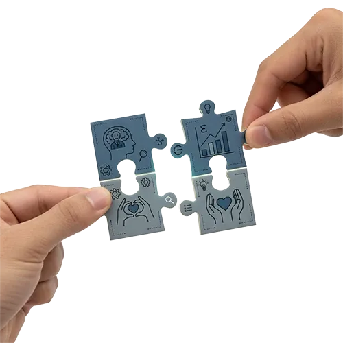 Manos uniendo piezas de un rompecabezas que simbolizan la investigación y estrategia